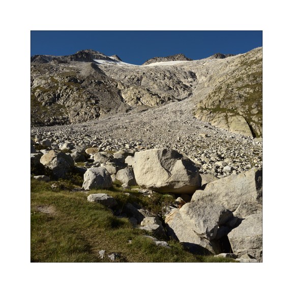 Imagen 1. Vista frontal del ramal oriental del Glaciar del Aneto desde el Valle de Barrancs (hacer click en la imagen para ver una versión ampliada).