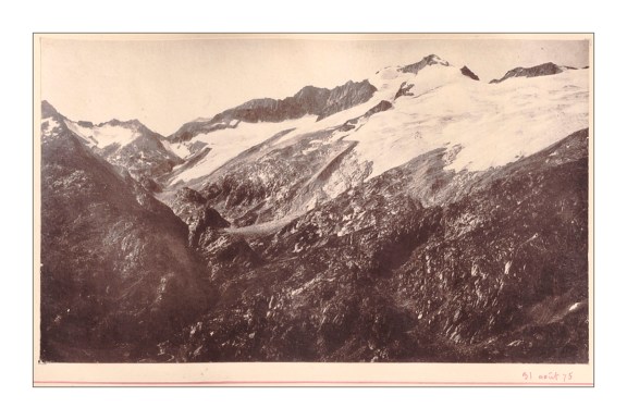 Figura 2. Glaciar del Aneto desde la Tuca de Bargás, tomada por Maurice Gourdon el 31 de agosto de 1875. Cortesía del PyrenMuseu de Salardú/Naut Aran (hacer click en la imagen para ver una versión ampliada). 